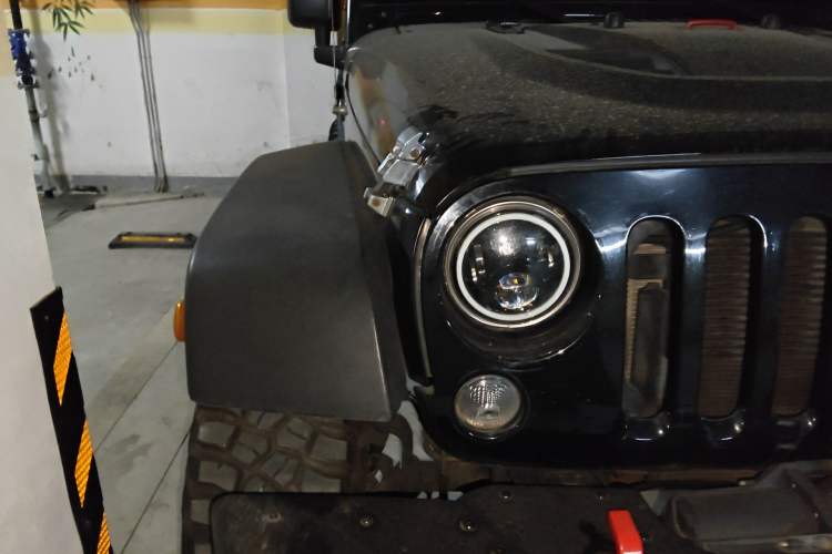 Used Jeep Wrangler 2015 3.0L Sahara Four-Door Comfort Edition Right Front Headlight