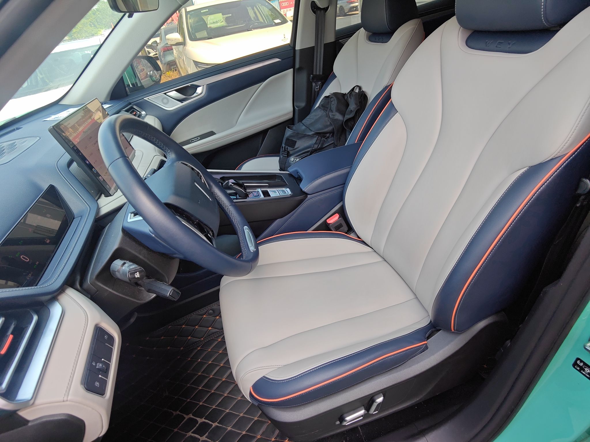 المقاعد الأمامية داخل السيارة