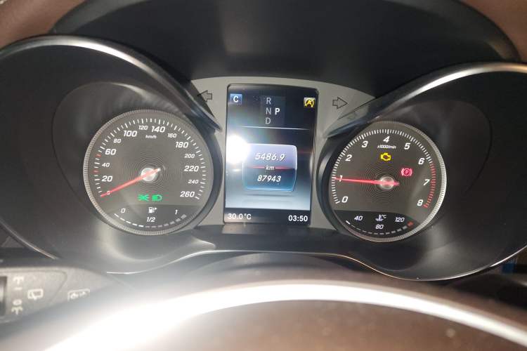 Used Mercedes-Benz GLC 2019 GLC 300 L 4MATIC Dynamic Model Odometer Close Up