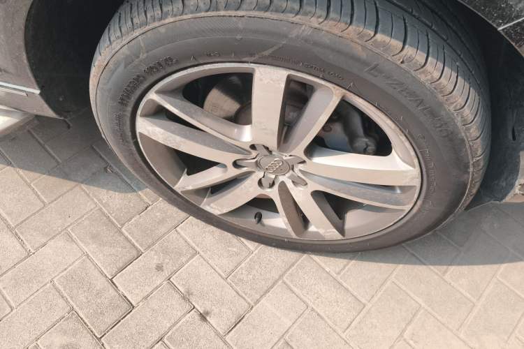 Used Audi Q7  Right Front Wheel Hub