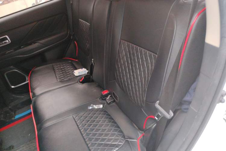 Used Mitsubishi Outlander 2019 2.0L Two-Wheel Drive Comfort Edition 5 Seats China VI Standard Left Rear Seat