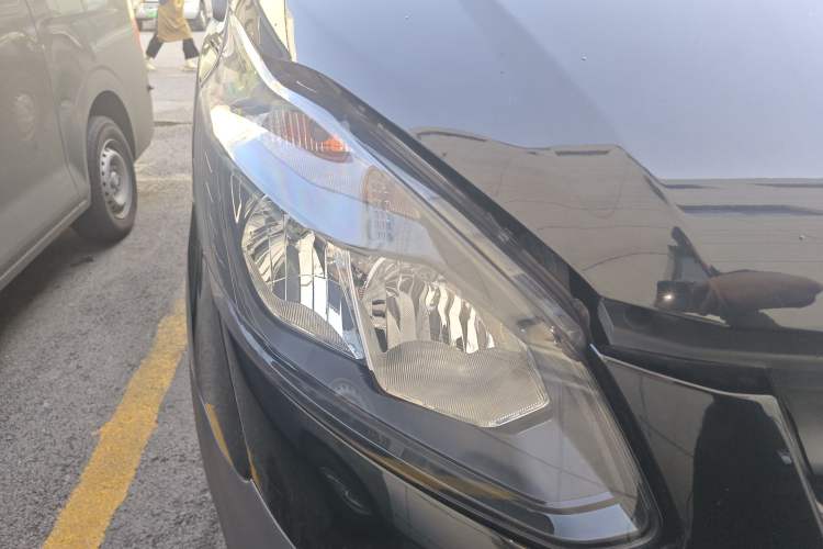 Used Ford Transit 2020 2.0T Diesel Multi-Function Commercial Vehicle Mid-Chassis Low-Roof Design with Dual Rear Doors Meeting China VI Emission Standards
