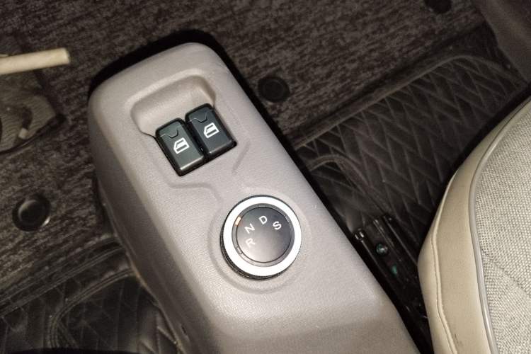 Used Dongfeng Fengon MINIEV 2022 Shishi Style Luxury Version Gear Lever