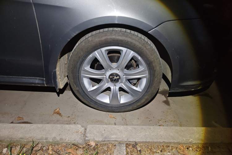 Used Volkswagen Lavida 2011 1.4 TSI Manual Prestige Edition Right Front Wheel Hub