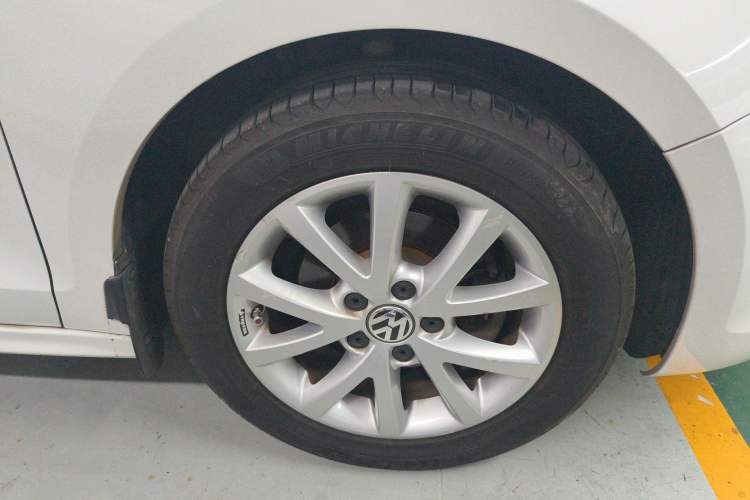 Used Volkswagen Sagitar 2012 1.6L Automatic Comfort Edition Right Front Wheel Hub