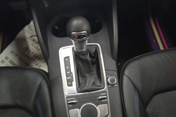 Used Audi A3 2020 Limousine 35 TFSI Fashion Edition China VI Emission Standard Gear Lever