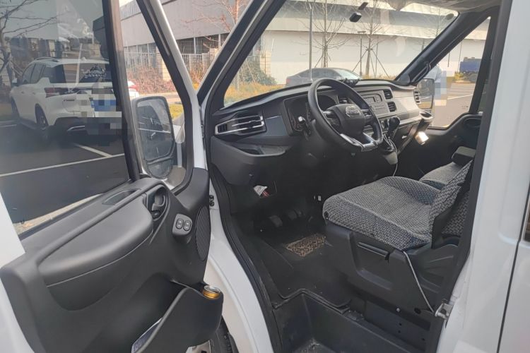 Used JMC Fushun 2023 2.0T Manual Short-Wheelbase Low-Roof Commercial Multi-Purpose Passenger Vehicle 6 Seats with Dual-Opening Tailgate
