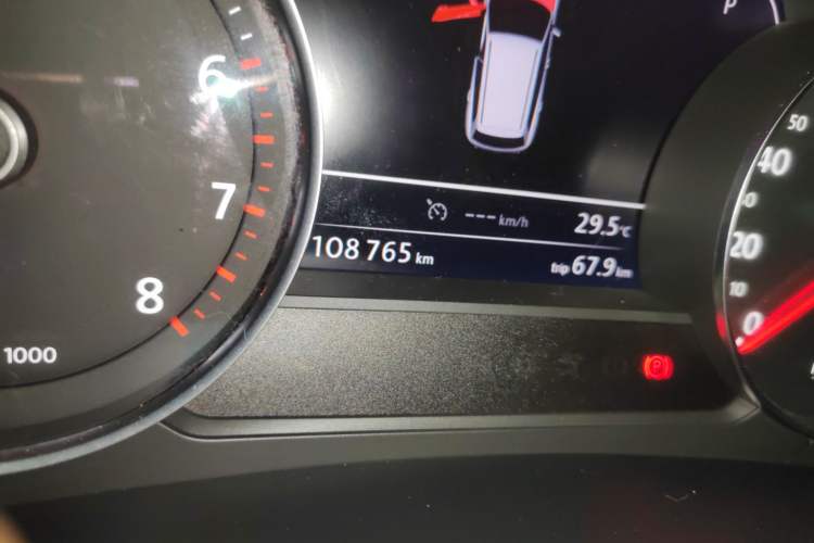 Used Volkswagen Touareg 2014 3.0 TSI New Edition Odometer Close Up