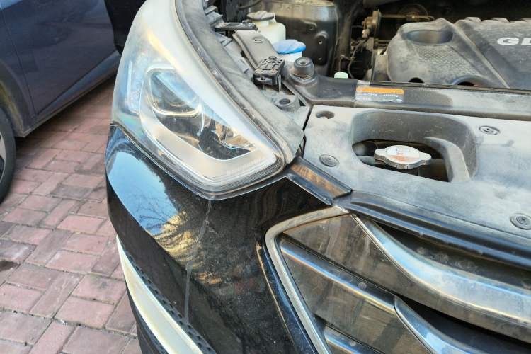 Used Hyundai Santa Fe 2013 2.4L Automatic 4x4 Smart Version Right Front Headlight