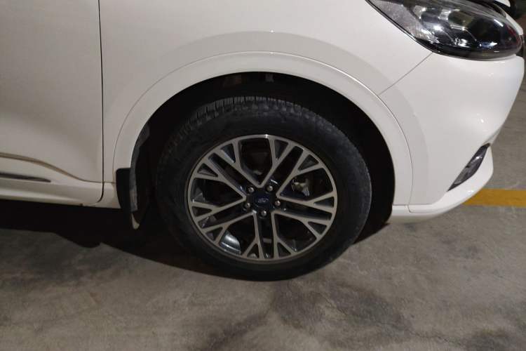 Used Ford Escape 2020 EcoBoost 245 Four-Wheel Drive Luxury Edition Right Front Wheel Hub