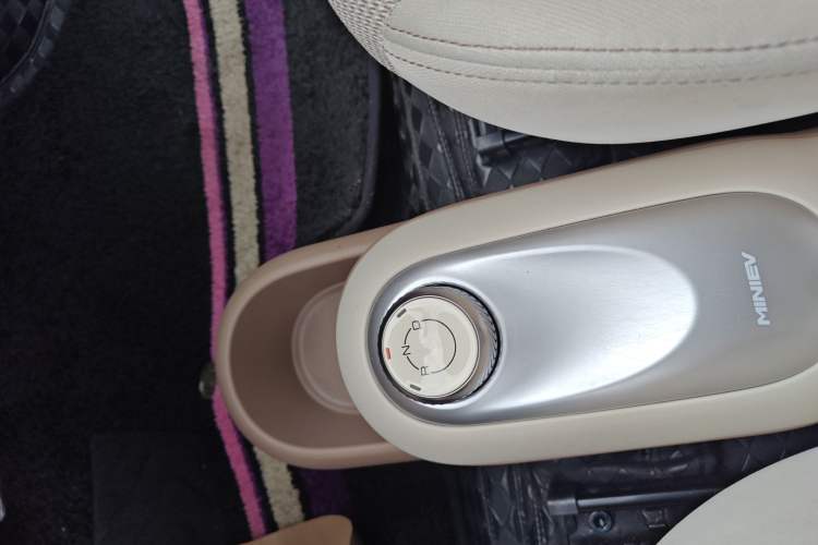 Used Wuling Hongguang MINIEV 2025 Four-Door Version Advanced Edition Gear Lever