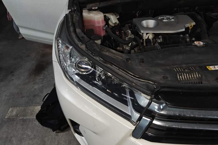 Used Toyota Highlander 2018 2.0T Four-Wheel Drive Prestige Version 7 Seats China VI Standard Right Front Headlight