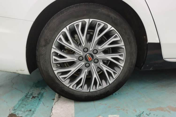 Used Hongqi H5 2023 2.0T Automatic Smart Connect Flagship Edition Right Rear Wheel Hub