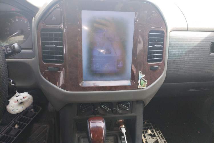 Used Mitsubishi Pajero 2011 V73 3.0L AT GLX
