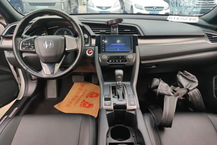 Used Honda Civic 2021 HATCHBACK 220TURBO CVT New Trendsetter Center Console