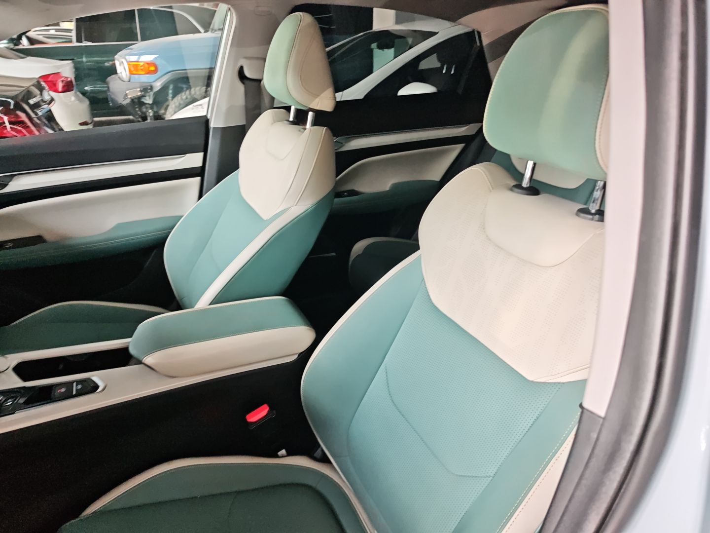 Переднее сиденье в автомобиле