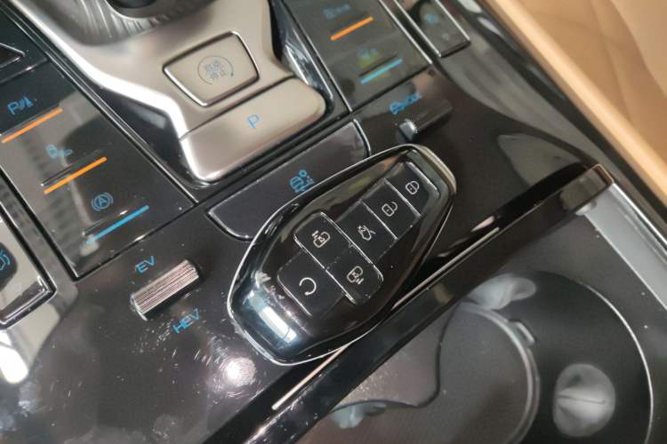 Used Denza D9 2025 DM-i Intelligent Drive 1020 Four-Wheel Drive Flagship Model
