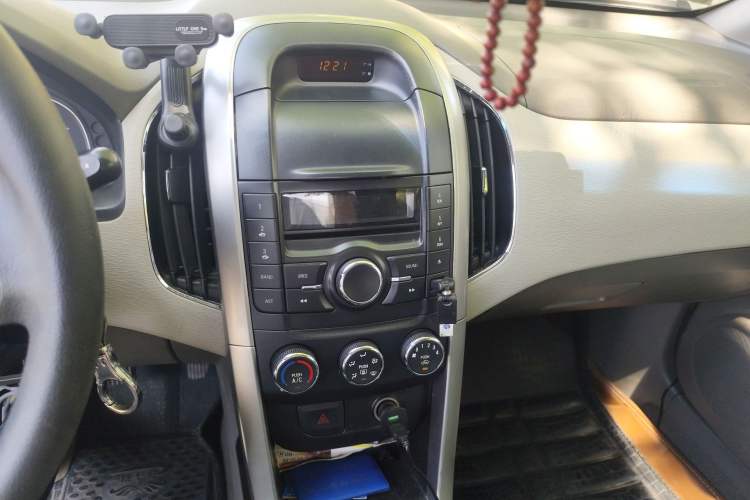 Used Baojun 630 2011 1.5L manual Comfort trim level Audio And AC Panel