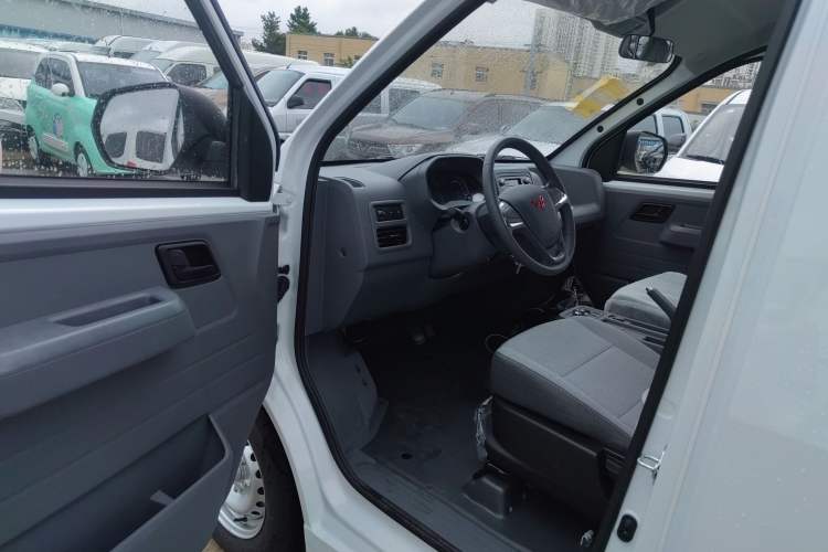 Used Wuling Yangguang 2024 300KM Comfort Version Passenger Van 75kW