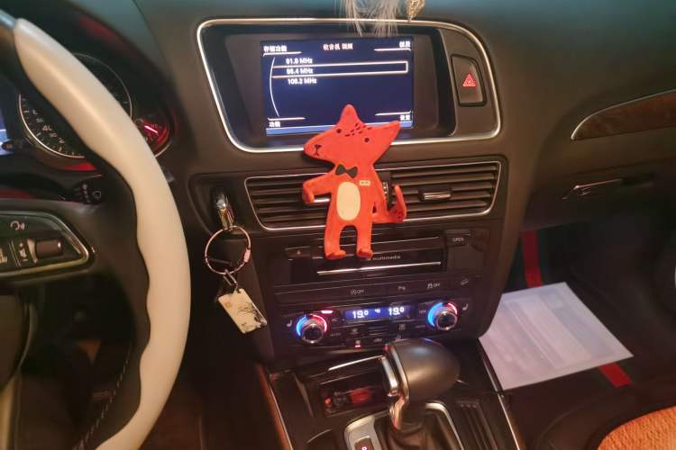 Used Audi Q5 2013 40 TFSI Comfort Edition Audio And AC Panel