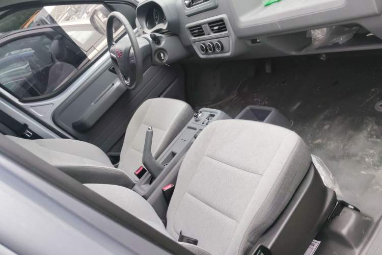 Used Wuling Yangguang 2024 300KM Comfort Version Passenger Van 75kW Right Front Seat