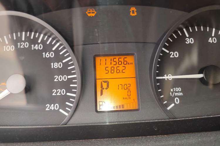 Used Mercedes-Benz Vito 2011 2.5L 7-seater executive version Odometer Close Up