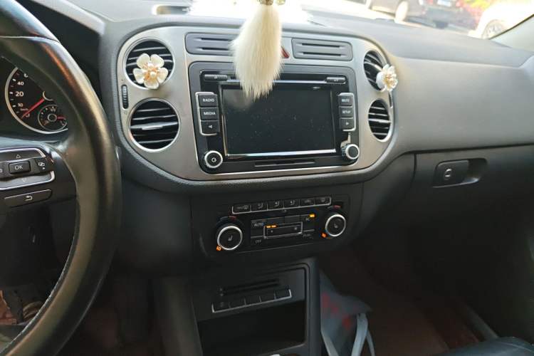 Used Volkswagen Tiguan 2012 2.0 TSI Automatic All-Wheel Drive Flagship Edition Audio And AC Panel