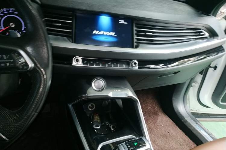 Used Haval H6 2017 Red Label 2.0T Automatic Two-Wheel Drive ZhiShang Model Audio And AC Panel