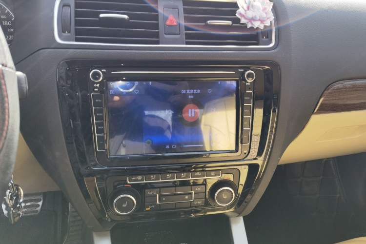 Used Volkswagen Sagitar 2012 1.8TSI Automatic Flagship Edition Audio And AC Panel