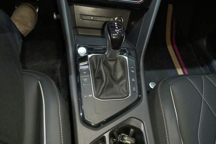 Used Volkswagen Tiguan L 2024 Outstanding Model 330TSI Automatic Two-Wheel Drive R-Line Dragon Glory Edition