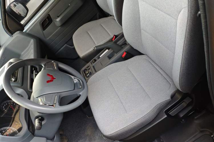 Used Wuling Yangguang 2025 Model 400km Bus Edition—Comfort Edition
