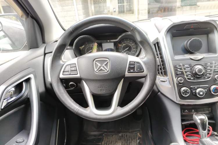 Used JMC Yusheng S350 2013 2.4T Automatic 4x4 Diesel Luxury 5-Seater Steering Wheel