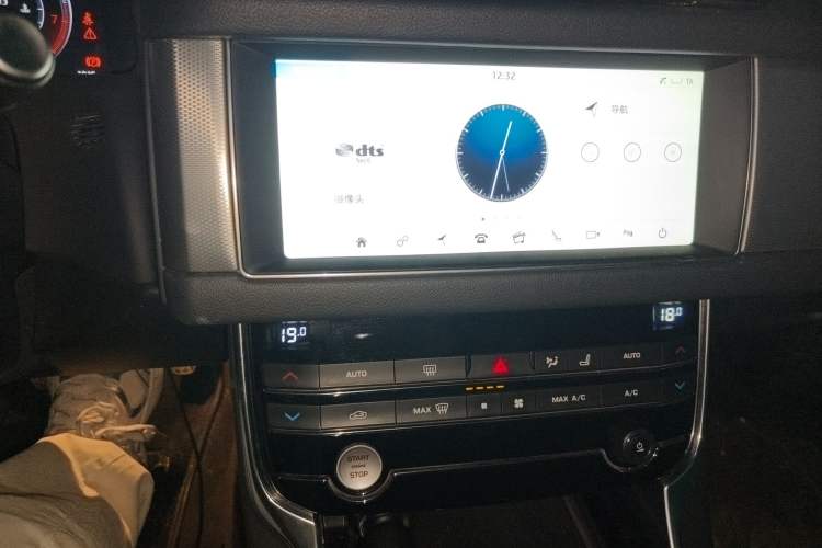 Used Jaguar XFL 2019 XFL 2.0T 250 PS Two-Wheel-Drive Luxury Edition Audio And AC Panel