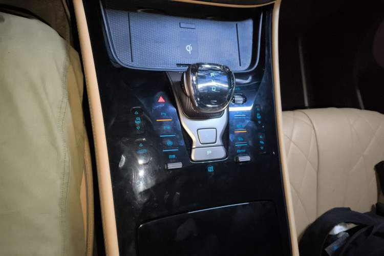 Used Denza D9 2022 EV 600 Four-Wheel Drive Prestige Model
