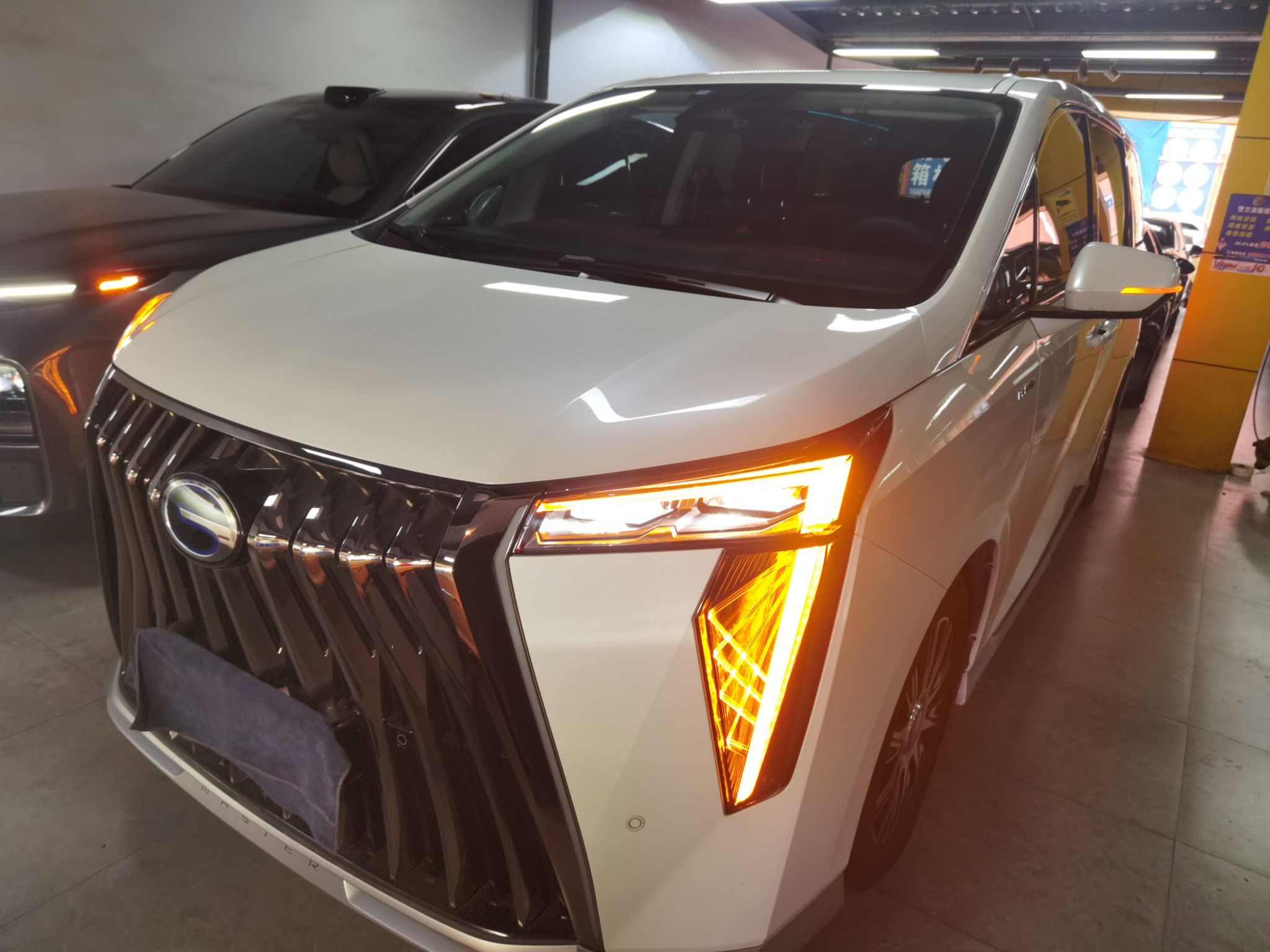 تحت مقدمة السيارة