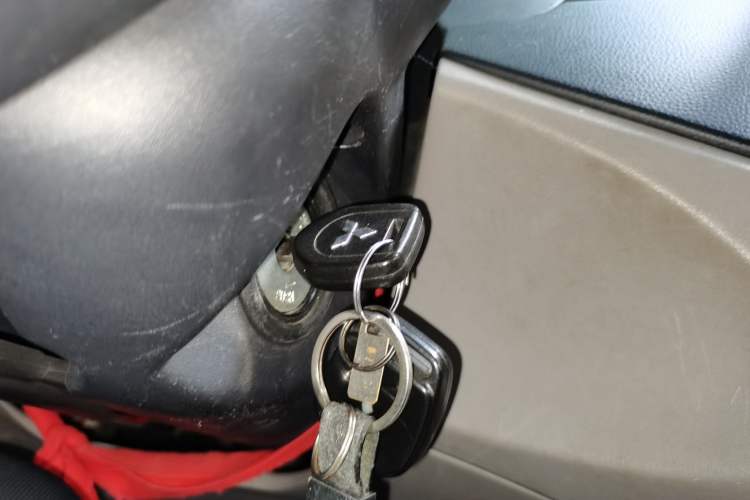 Used Mitsubishi Zinger 2011 2.0L Manual Transmission Luxury Version