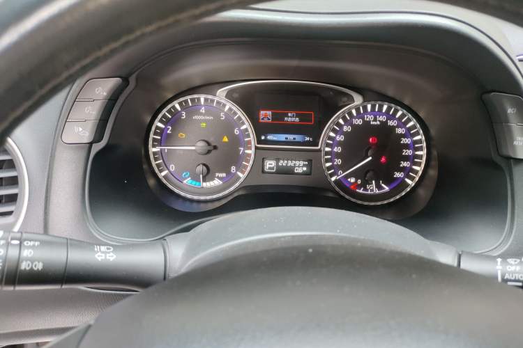 Used Infiniti QX60 2014 2.5 S/C Hybrid All-Wheel-Drive Versatile Edition Odometer Close Up