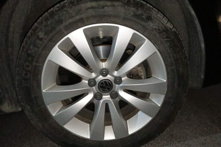 Used Volkswagen Bora 2012 1.6L Automatic Fashion Value Edition Right Front Wheel Hub