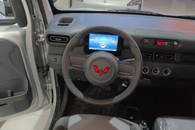 Used Wuling Zhiguang New Energy 2025 Model 305km Ambitious Edition Steering Wheel