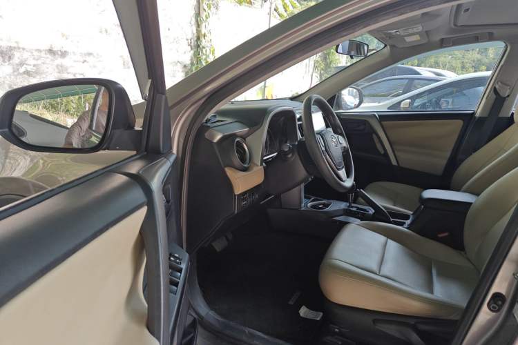 Used Toyota RAV4 2019 2.0L CVT Two-Wheel Drive Luxury Version China VI Standard
