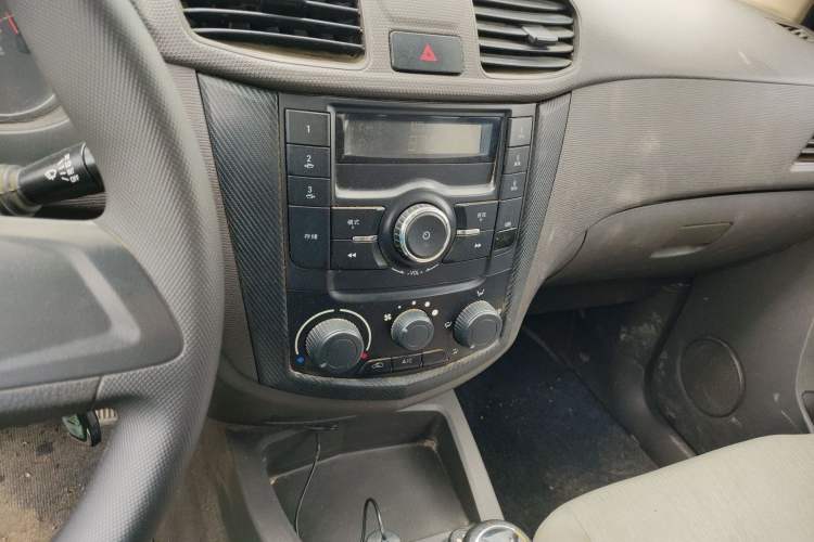 Used Wuling Hongguang 2015 1.5L S Basic Version China V Standard Audio And AC Panel