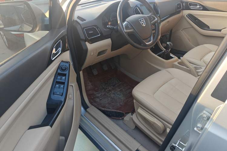 Used Baojun 730 2014 1.5L Manual Luxury Navigation ESP Version 7 Seats