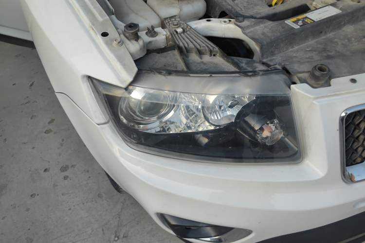 Used Jeep Compass 2014 Revised Version 2.4L Four-Wheel Drive Comfort Edition Right Front Headlight