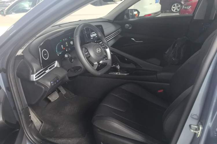 Used Hyundai Elantra 2023 1.5L CVT LUX Prestige Edition
