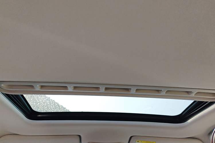 Used Roewe 350 2015 1.5L Automatic Luxury Sunroof Edition