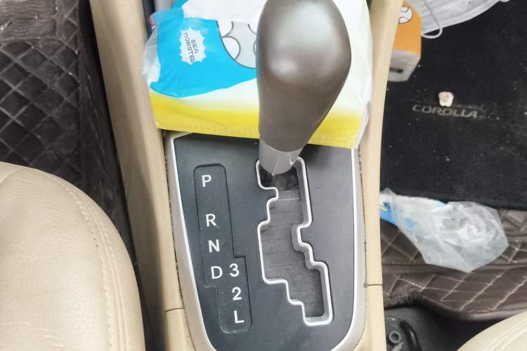 Used Hyundai Verna (older generation) 2010 Sedan 1.4L Automatic Fashionable GT Model Gear Lever