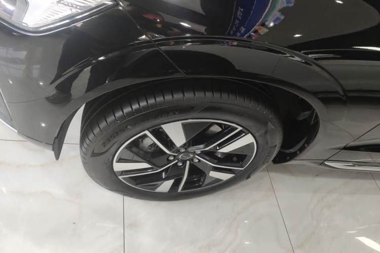 Used Volvo XC60 2026 B5 4x4 Smart Luxury Edition Left Front Wheel Hub