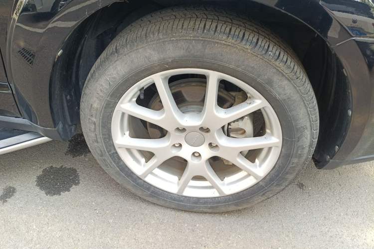 Used Dodge Journey 2013 2.4L Two-Wheel Drive Luxury Version Right Front Wheel Hub