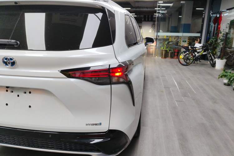 Used Toyota Granvia 2023 2.5L Hybrid Luxury Edition
