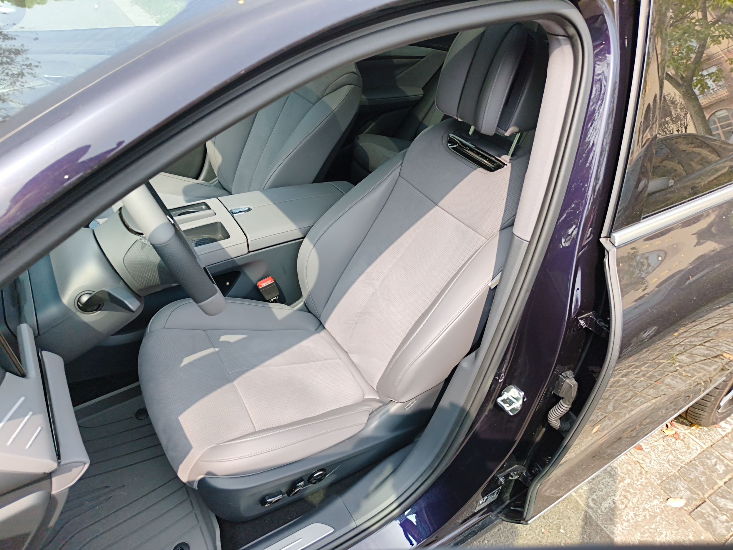 Переднее сиденье в автомобиле